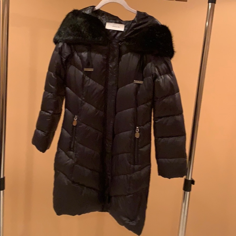 Black down coat with hooded faux fur !